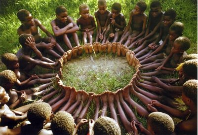 Crianças de uma tribo africana sentada em roda.